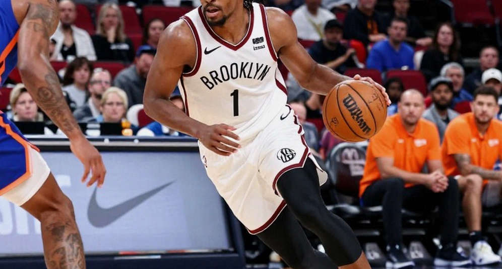 Mike James ra mắt Efes: 14 điểm giữa cơn mưa giao hữu, và bài toán 40 trang chưa ai giải