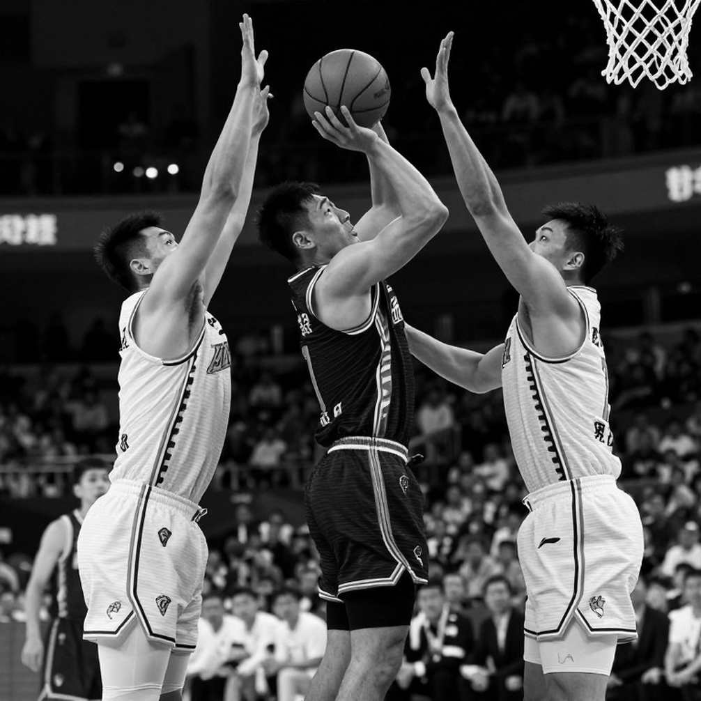 Heat mở màn mùa giải: đầu gối của Bam Adebayo đáng lo hơn cú ném 3/20 của Klay Thompson