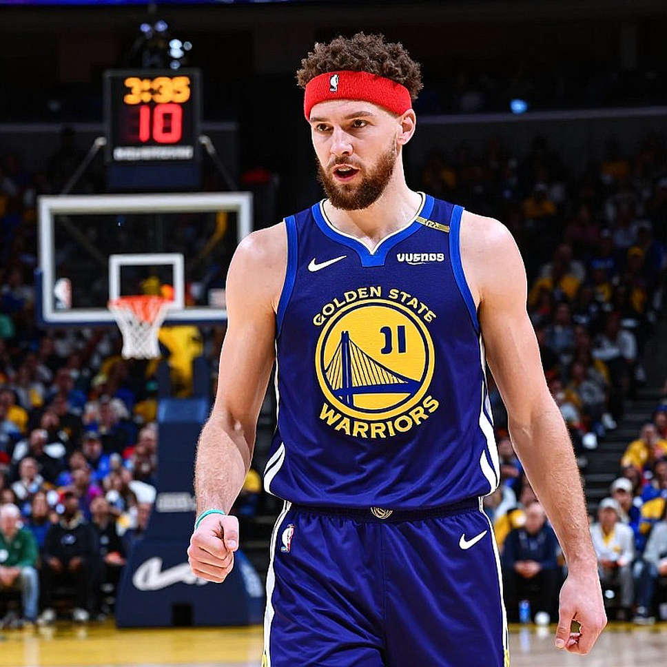 Kanter Freedom kiện Chicago Sky: Khi chiếc áo thun trở thành quả bom pháp lý giữa lòng WNBA Kanter Freedom kiện Chicago Sky: Khi chiếc áo thun trở thành quả bom pháp lý giữa lòng WNBA