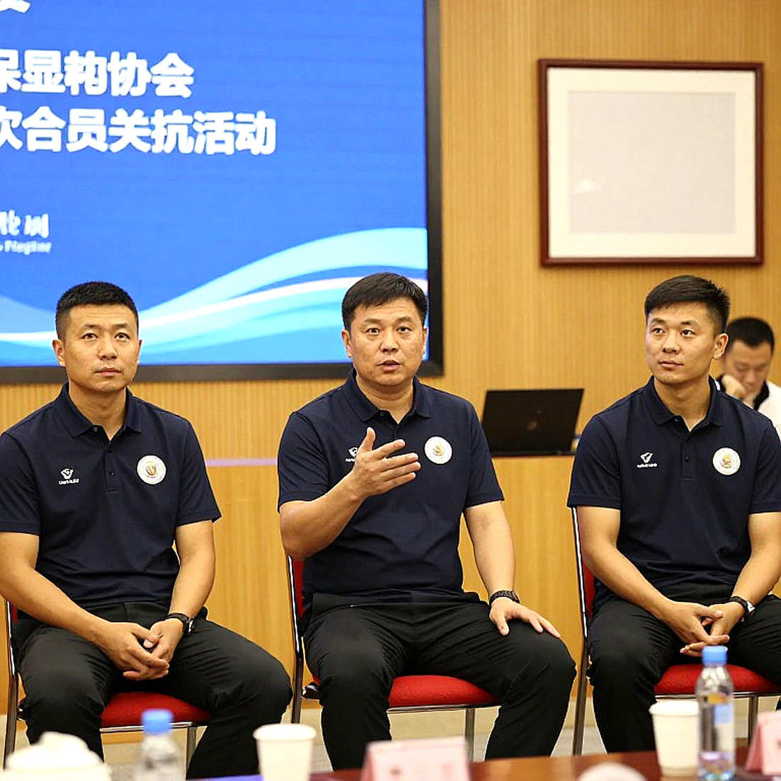 V.League sống bằng danh vọng của ông bầu, không bằng dữ liệu của chính nó